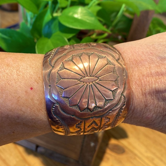 VINTAGE ‼️ NAVAJO SIGNED LARGE COPPER CUFF‼️ - Picture 2 of 13